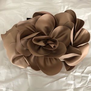 Sondra Roberts Floral Cluth